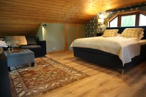 LudvigsborgVilla Granliden的一间卧室配有一张床和一张沙发