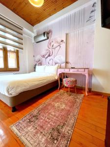 伊斯坦布尔DIMORA HOTEL的一间卧室配有一张粉红色墙壁的床