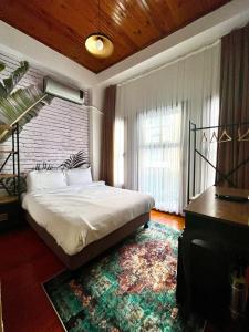 伊斯坦布尔DIMORA HOTEL的一间卧室配有一张床和一台电视