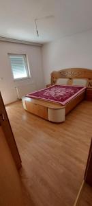 Kosovo PoljeRental house的一间卧室,卧室内配有一张大床