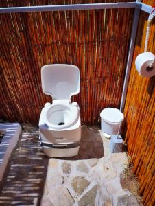 基萨莫斯Cornelia Hippie Magic Bus的墙壁上的浴室设有卫生间
