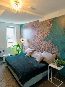 特罗斯多夫Modernes, zentrales Apartment in Troisdorf, Region Köln Bonn, maximal für 4 Personen, Parkplatz & Netflix inklusive的一间卧室配有一张带壁画的大床