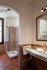 莫内利亚阿巴迪亚圣乔治酒店的带浴缸、水槽和淋浴的浴室