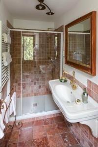 莫内利亚阿巴迪亚圣乔治酒店的一间带水槽和淋浴的浴室