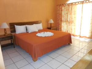 尼格瑞尔home sweet home resort的一间卧室配有一张床,上面有两条毛巾