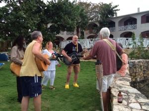 尼格瑞尔home sweet home resort的一群人站在院子里演奏乐器