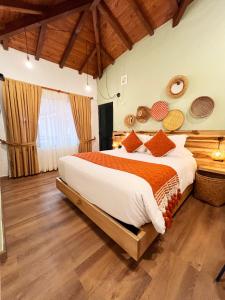 莱瓦镇Sie Casa Hotel的一间卧室设有一张大床,铺有木地板。