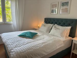 马卡尔斯卡Luxury apartments Nikolina Sea&City view的床上有绿色枕头