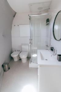 本塔纳山村Glamping Puente Blanco的白色的浴室设有卫生间和水槽。
