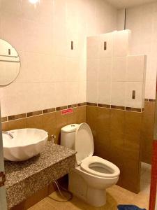 高兰Lanta Just Come Hotel的一间带卫生间和水槽的浴室