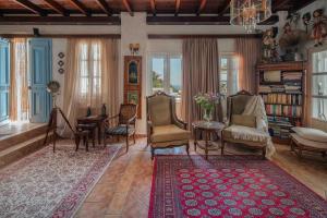 阿斯提帕莱亚镇克林德拉公寓酒店的客厅配有沙发、椅子和桌子