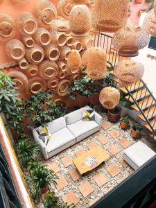 莱瓦镇Sie Casa Hotel的享有带沙发和植物的客厅的景色