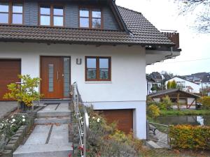 BrachthausenCosy apartment with private garden in Brachthausen in the Sauerland的一间白色的房子,设有棕色的门