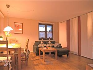 BrachthausenCosy apartment with private garden in Brachthausen in the Sauerland的客厅配有沙发和桌子