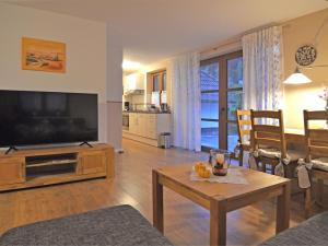 BrachthausenCosy apartment with private garden in Brachthausen in the Sauerland的客厅配有大电视和桌子