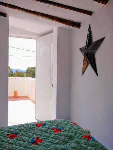 ZurgenaCasa Muskoka的墙上有一星星的卧室