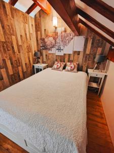 波泰皮莫朗Montagne Ski Porté Puymorens GÎTE的一间卧室配有一张带两张桌子和两盏灯的床。