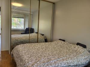 赫尔辛基Convenient Stay Helsinki的一间卧室配有两张床和镜子