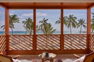 塞拉莱The Club by Fanar的客房享有大海和棕榈树的景致。