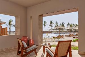 塞拉莱The Club by Fanar的客房享有游泳池和海洋的景致。