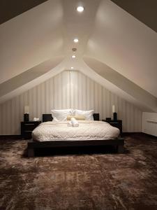 诺维萨德水族馆全景旅馆的卧室配有带白色枕头的大床