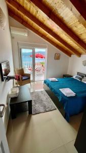 比耶拉Family House with pool & sea view的一间配备有蓝色床的卧室,享有海景