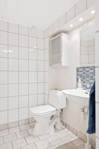 格雷伯斯塔德Hagavägen 5的白色的浴室设有卫生间和水槽。