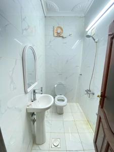 麦地那نسائم العنبرية的白色的浴室设有卫生间和水槽。