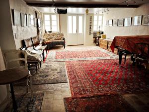阿瓦隆Maison Beurdelaine的客厅配有桌子和地毯。
