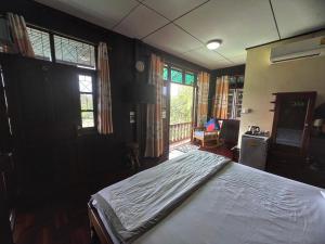 大城班恒民宿的一间设有床铺的卧室,位于带窗户的房间内