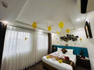 河内Khách Sạn 239的一间卧室设有一张床,天花板上设有气球