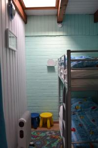 西代希施特里希Ferienwohnung Skagen的一间小卧室,配有双层床和黄色凳子
