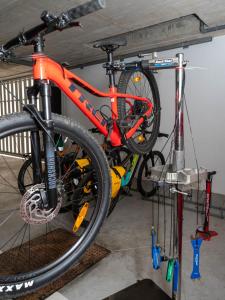 蒙多涅多LUMEN ALBERGUE的车库自行车架上的橙色自行车