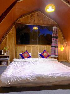Lai ChâuNhà Tổ Ong的帐篷内一间卧室,配有一张大床