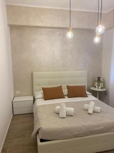 阿科Villa Romantika的一间卧室配有一张大床和两个枕头