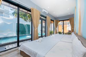 头顿Villa Hồ Bơi Đi Bộ 200 Met Ra Biển Bãi Sau Thùy Vân - 13 NH的一间卧室设有一张大床和大窗户