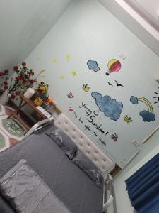 宁平金铃铛背包客青年旅舍的卧室配有一张壁挂式床和粘贴纸