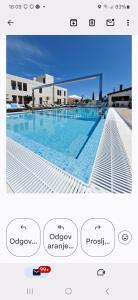 特罗吉尔Apartments Silva的游泳池两张照片的拼合物