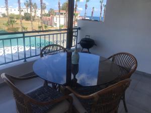 波利斯Latchi Holiday Flat的海景阳台上的桌子
