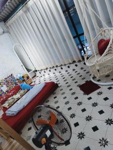 宁平金铃铛背包客青年旅舍的一间设有一张床的卧室和地板
