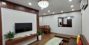 下龙湾Homestay Ha Long Luxury Apartment ( Ocean View)的客厅设有壁挂式平面电视。