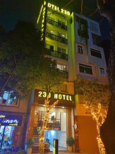 河内Khách Sạn 239的前面有圣诞灯的酒店