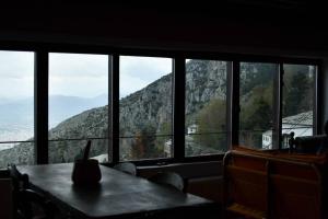 马克里尼撒Centaurs Spot的山景客房 - 带桌子