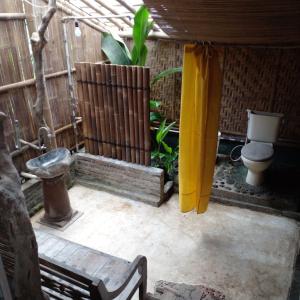 JarakanOmah Guyub 2的一间带卫生间的浴室和一张长凳。
