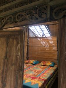 JarakanOmah Guyub 2的配有窗户的客房内的一张木制双层床