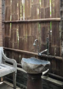 JarakanOmah Guyub 2的一间带石制水槽和长凳的浴室