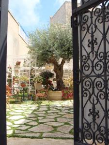 法维尼亚纳Guest House Al Gattopardo的花园中一扇树的开放式门