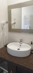 桑多梅日Apartamenty i pokoje gościnne KOŁODZIEJÓWKA的浴室设有白色水槽和镜子