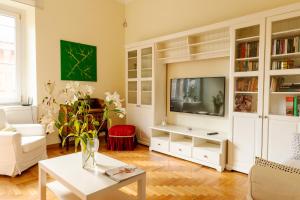 罗马Luxury Borghese Magnolia Suite的客厅配有白色橱柜和电视。