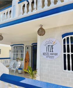 普罗格雷索Itzé Hostel Boutique - Progreso的房屋前方的冲浪板标志